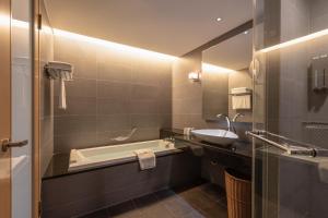Phòng Gia Đình Loại Sang Cho 2 Người (Deluxe Family Room for 2 People)