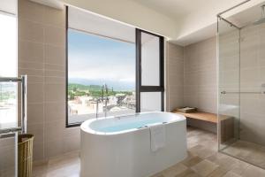 Phòng Giường Lớn Thủ Tướng Hướng Núi (Premier King Room with Mountain View)