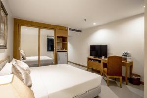Standard Double Room (Back Wing) room in Hope Land Hotel Sukhumvit 24 (SHA Extra Plus)
