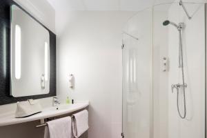 Family Room with One Double Bed and Extra Bed room in Ibis Jerez De La Frontera Cadiz