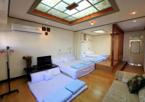 Suite Gia Đình Có Ban Công (Family Suite with Balcony)