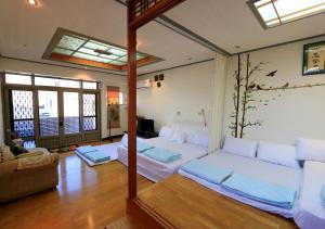 Suite Gia Đình Có Ban Công (Family Suite with Balcony)