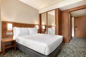 1 Queen Bed, Mobility Accessible Room, City View, Non-Smoking room in Ramada by Wyndham Lisbon
