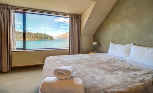 Three-Bedroom Lakefront room in The Lodges