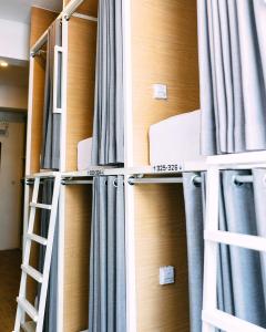 Phòng Ngủ Tập Thể Cho Cả Nam Và Nữ (Mixed Dormitory Room)