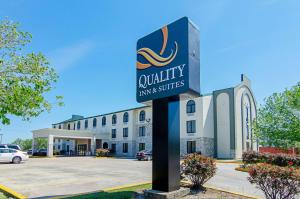 Quality Inn & Suites Near Tanger Outlet Mall in Gonzales