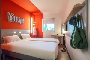 Standard Twin Room room in ibis budget Amsterdam Airport