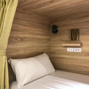 Phòng có 4 giường và phòng tắm chung (Room with 4 Beds and Shared Bathroom)