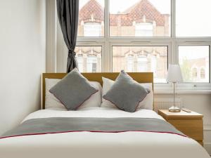 Double Room with Private Bathroom room in Broadway Inn