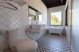 Phòng Deluxe Giường Đôi Với Ban Công và Tầm Nhìn Ra Biển (Deluxe Double Room with Balcony and Sea View)