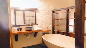 Phòng Deluxe Giường Đôi Với Ban Công và Tầm Nhìn Ra Biển (Deluxe Double Room with Balcony and Sea View)