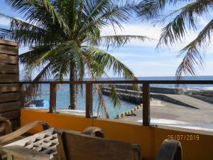 Phòng Deluxe Giường Đôi Với Ban Công và Tầm Nhìn Ra Biển (Deluxe Double Room with Balcony and Sea View)