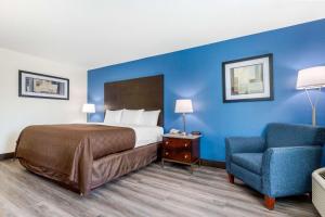 Day Inn and Suites by Wyndham Oxford in Danville
