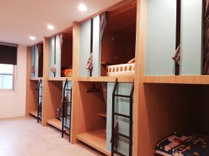 Giường Tầng Trong Phòng Ngủ Tập Thể Cho Nam Và Nữ (Bunk Bed in Mixed Dormitory Room)