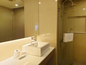 Imperial Palace Suites image 8