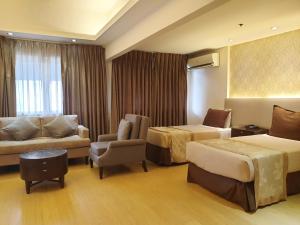Imperial Palace Suites image 3