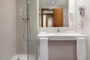 Twin Room with City View - Non-Smoking room in Ramada by Wyndham Lisbon