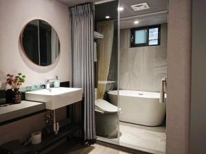 Deluxe Double Room - with Bathtub