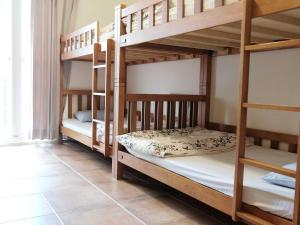 Phòng tập thể nam chung phòng tắm (Male Dormitory - Shared Bathroom)