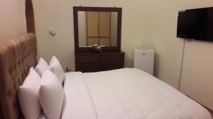 Deluxe Family Suite room in White Lodge Guest House