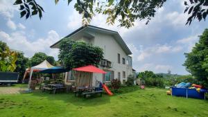 Biệt Thự Nhìn Ra Vườn (Villa with Garden View)