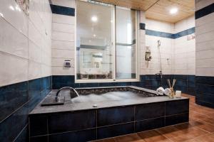 Phòng Đôi Cao Cấp có Gara - Nhận Phòng Sau 8:00 Tối vào Cuối Tuần (Superior Double Room with Garage - Check-in After 8:00 PM on Weekend)