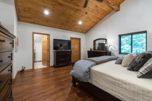 Two-Bedroom Chalet room in The Chalet In The Smokies