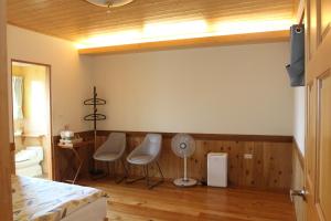 Phòng Gia Đình Nhìn Ra Hồ (Family Room with Lake View)
