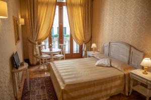 Double Room with Canal View with Private External Bathroom in Aisle room in Dimora Al Doge Beato vista canale