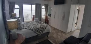 Superior Queen Room with Sea View room in Harbourview Lodge