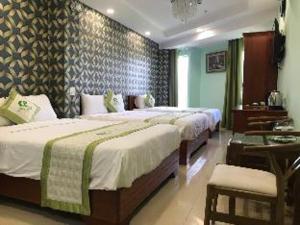 Phòng Gia đình Nhìn ra Vườn (Family Room with Garden View)