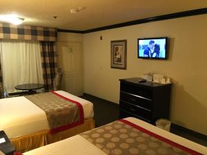 Queen Room with Two Queen Beds - Non-Smoking room in Ramada by Wyndham Ontario