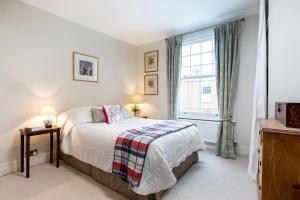 Two-Bedroom Apartment room in Short Term Let in Fulham