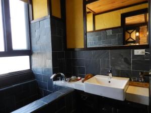 Phòng Giường Đôi Nhìn Ra Hồ Nước (Double Room with Lake View)