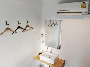 Phòng Tiêu Chuẩn Giường Đôi Với Phòng Tắm Chung (Standard Double Room with Shared Bathroom)