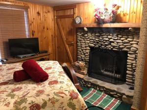 Smokies Bed and Breakfast - Evergreen Cottage Inn - image 2