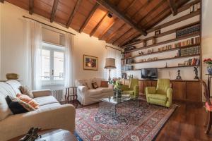 Three-Bedroom Apartment room in Quiet and classic on two floors by Trevi Fountain - FromHometoRome