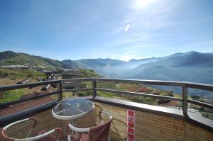 Phòng Giường Đôi Nhìn Ra Núi (Double Room with Mountain View)