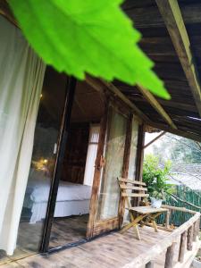 Bungalow với Sân hiên (Bungalow with Patio)