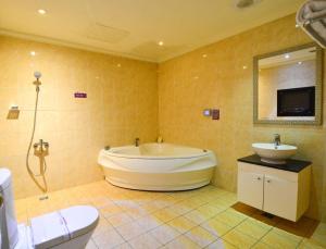 Phòng Có Giường Cỡ Queen Và Bồn Tắm Spa (Queen Room with Spa Bath)