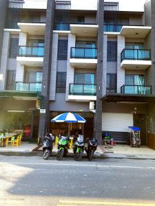Ngôi Nhà 5 Phòng Ngủ (Five-Bedroom House)