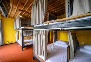 Giường Trong Phòng Nghỉ Tập Thể 8 Giường Cho Cả Nam Và Nữ (Bed in 8-Bed Mixed Dormitory Room)