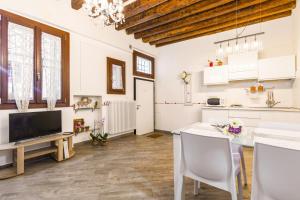 One-Bedroom Apartment room in Venice downtown