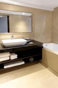 Phòng 2 Giường Đơn Có Bồn Tắm (Twin Room with Bath)