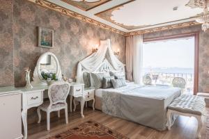 Dolmabahce Suite room in Romantic Hotel Istanbul