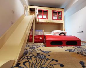 Kid-friendly Family Room with Kids Play bed