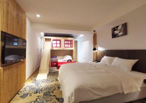 Kid-friendly Family Room with Kids Play bed