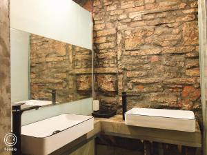 Phòng Gia Đình Với Phòng Tắm Chung (Family Room with Shared Bathroom)