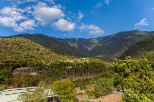 Phòng Giường Đôi Nhìn Ra Núi (Double Room with Mountain View)