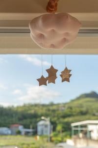 Phòng Gia đình nhìn ra Núi (Family Room with Mountain View)